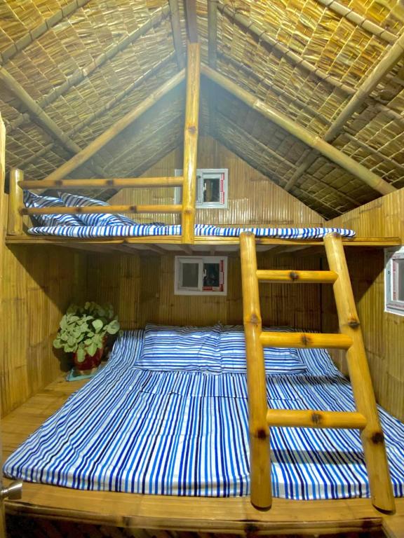 Palanda nebo palandy na pokoji v ubytování Binoclutan Campsite