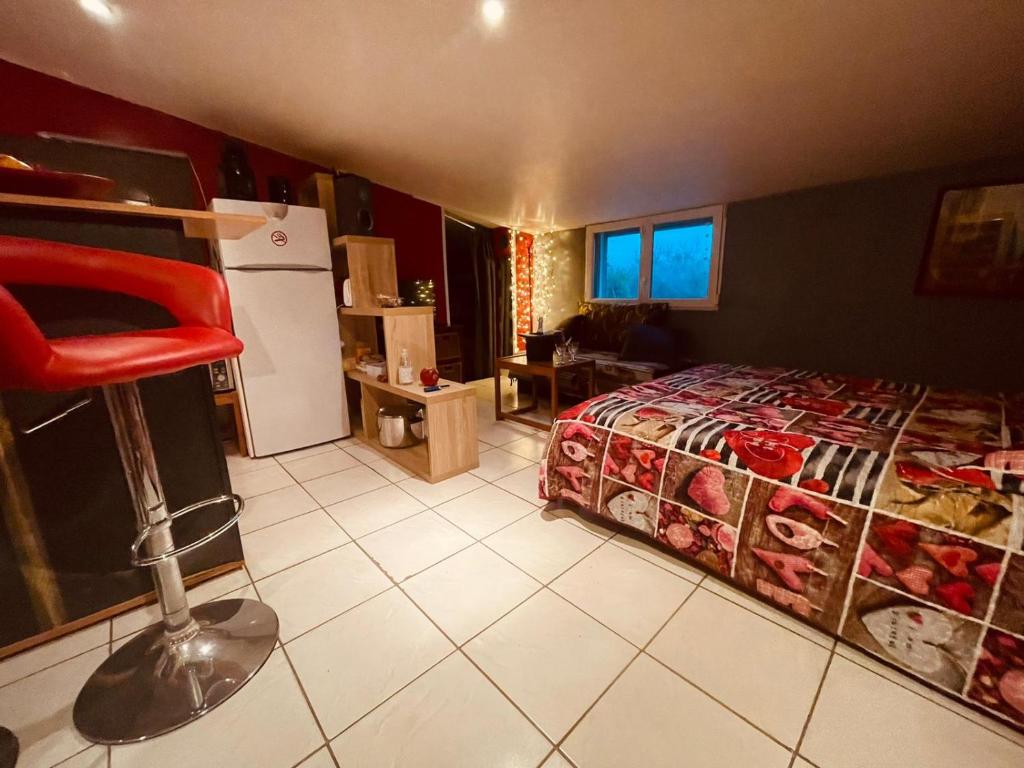 Posteľ alebo postele v izbe v ubytovaní Résidence CAENEE, le dépaysement Naturiste en été avec l'atypique studio climatisé "vintage" en sous pente, sa "paillote" avec jacuzzi, entouré de verdure, planchagrill, transats, vélos gratuits, wifi 5G, Travel Proud LGBTQI, chiens admis