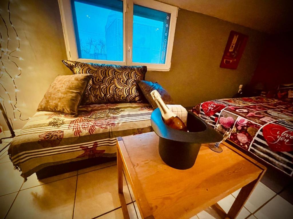 Posedenie v ubytovaní Résidence CAENEE, le dépaysement Naturiste en été avec l'atypique studio climatisé "vintage" en sous pente, sa "paillote" avec jacuzzi, entouré de verdure, planchagrill, transats, vélos gratuits, wifi 5G, Travel Proud LGBTQI, chiens admis