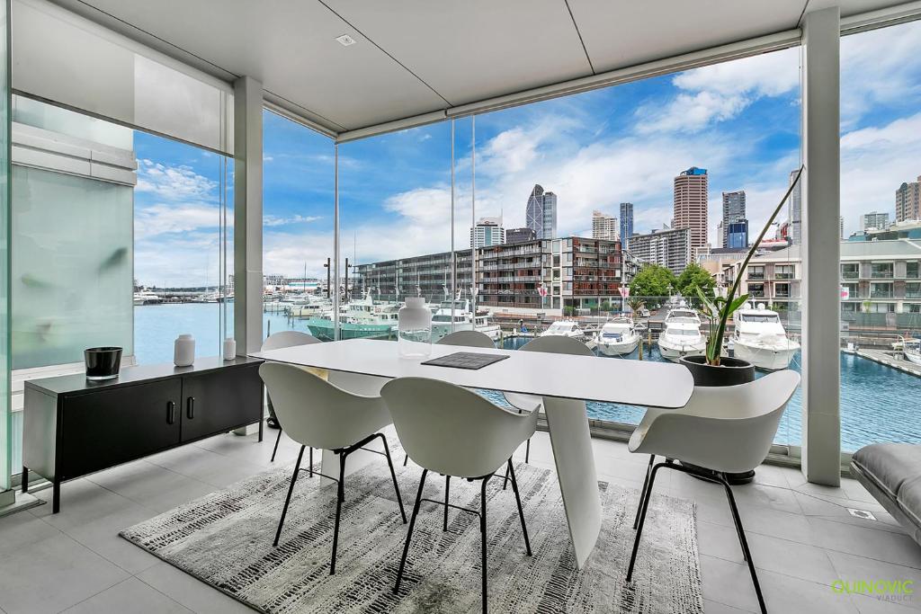 un comedor blanco con vistas al puerto en QV Modern Waterfront 2-bedroom apartment - 079 en Auckland