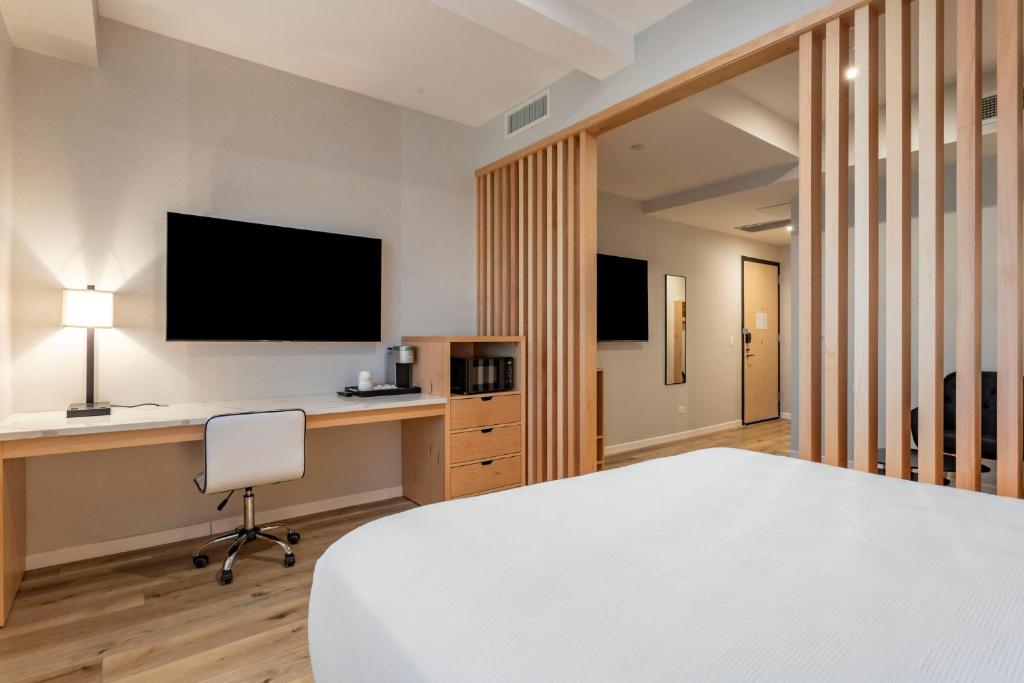 TV a/nebo společenská místnost v ubytování Best Western Plus Soho Hotel