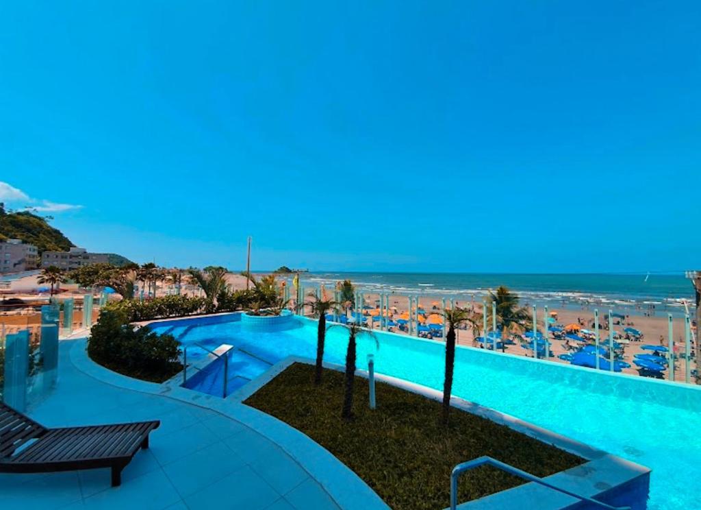 Kolam renang di atau dekat dengan APARTAMENTO PÉ NA AREIA