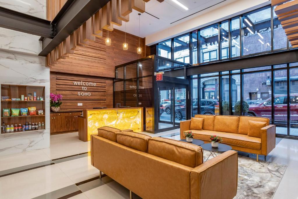 eine Lobby mit Sofas und einem Tisch in einem Laden in der Unterkunft Best Western Plus Soho Hotel in New York