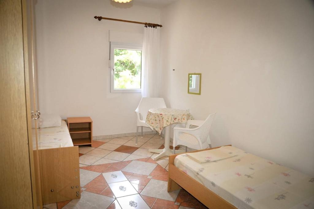 Posteľ alebo postele v izbe v ubytovaní Apartment in Lopar with sea view, loggia, air conditioning, W-LAN 4229-6