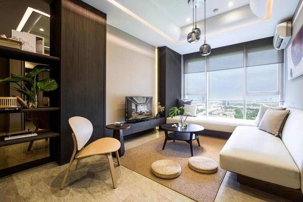 een woonkamer met een bank en een tafel bij BRANZ -DOJO- 1bedroom in Tangerang