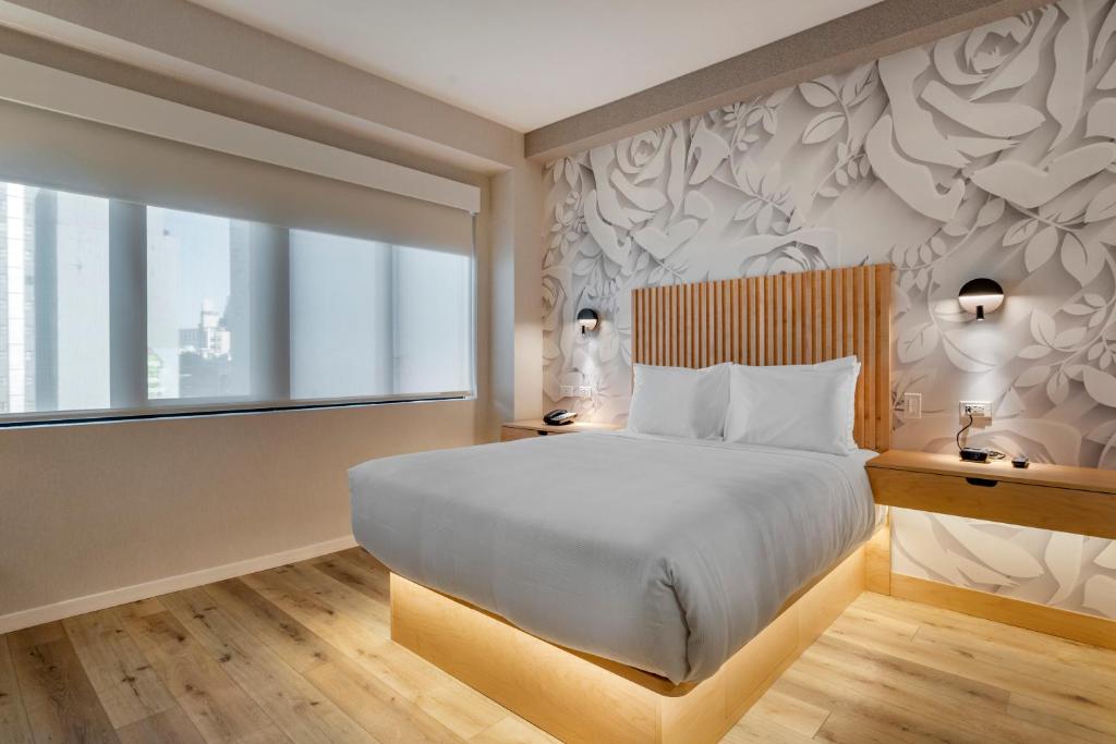 Postel nebo postele na pokoji v ubytování Best Western Plus Soho Hotel