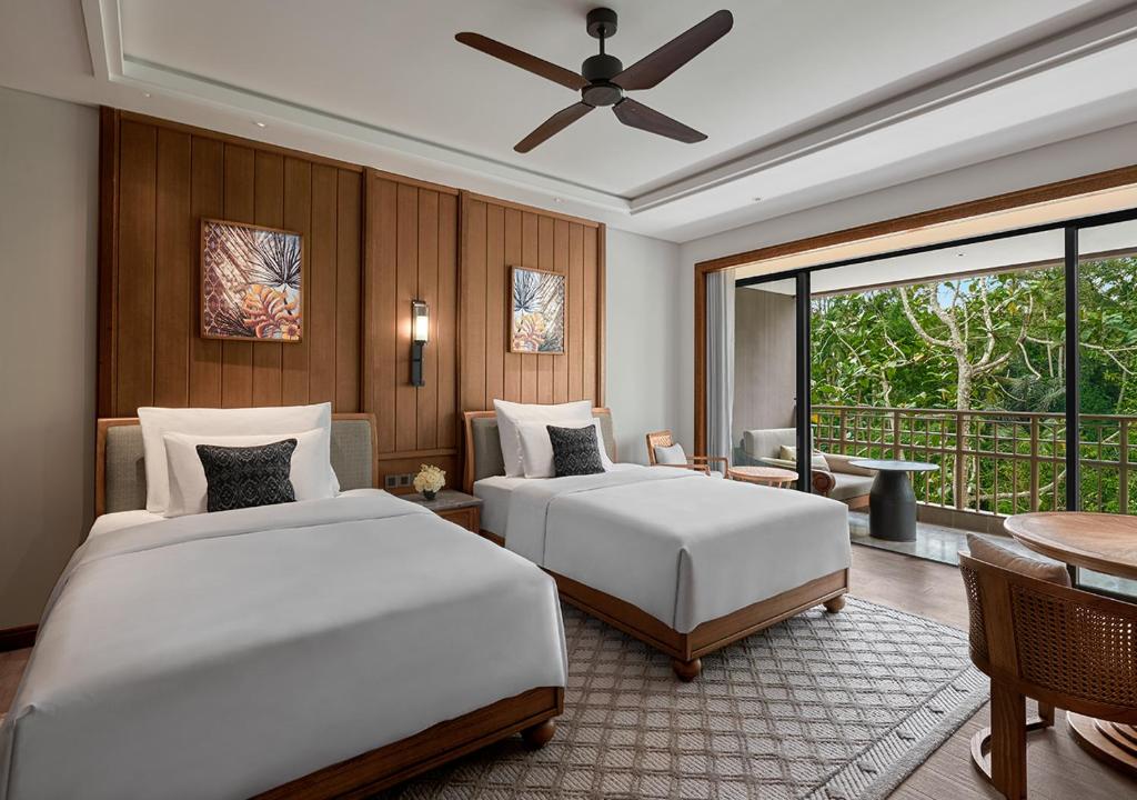 Postel nebo postele na pokoji v ubytování Anantara Ubud Bali Resort