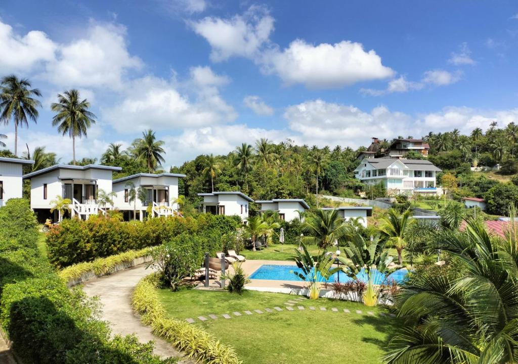 an image of a resort with a swimming pool at Naiwok Hills Resort in Haad Pleayleam