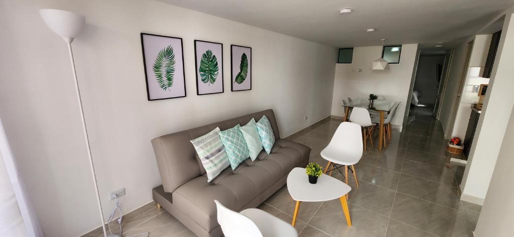a living room with a couch and a table at El corazón del eje cafetero! La mejor ubicación in Pereira