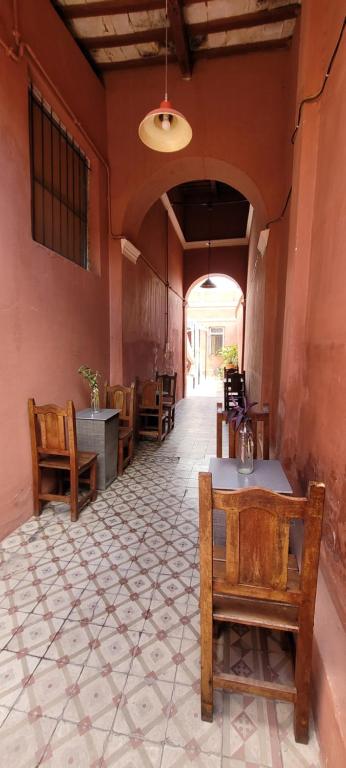 un pasillo con mesas y sillas en un edificio en Punto Salta Hostel en Salta