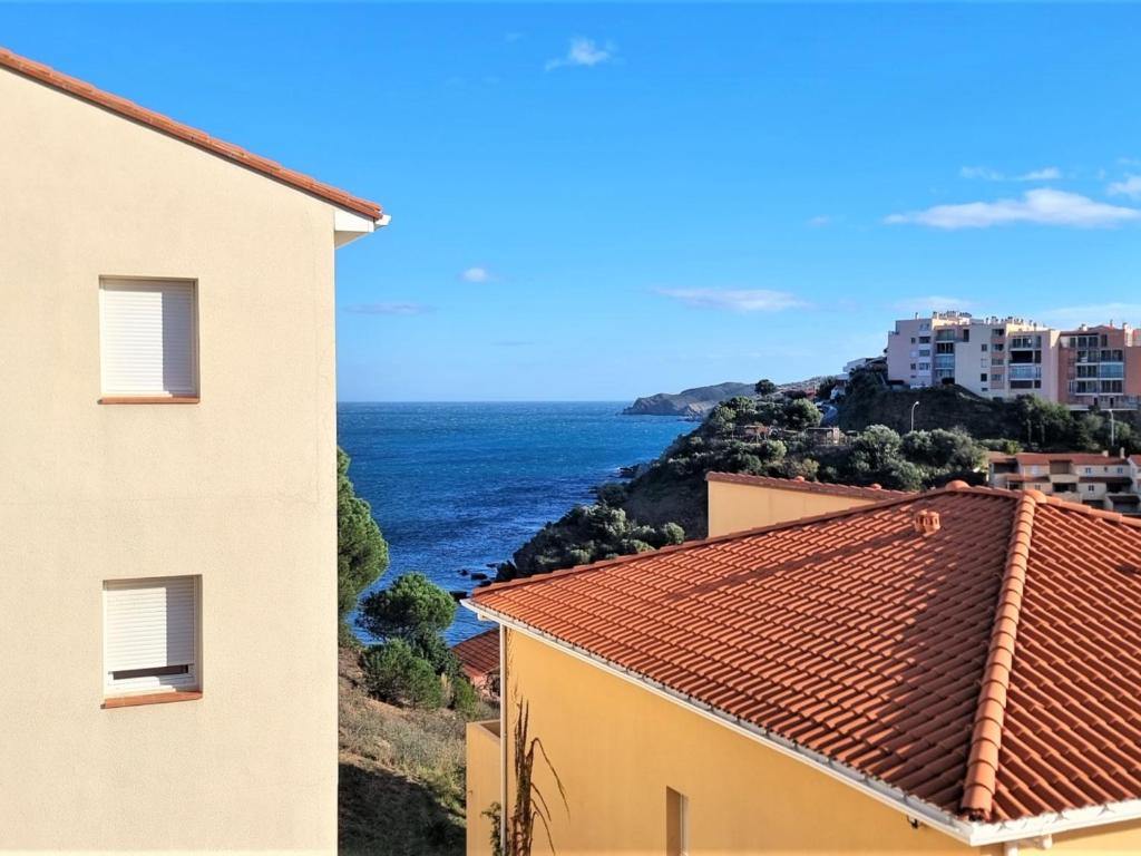 widok na ocean z dwóch budynków w obiekcie T4 climatisé à 2 min de la plage, parking privé, terrasse, pour 6 pers - Banyuls-sur-Mer - FR-1-309-359 w mieście Banyuls-sur-Mer
