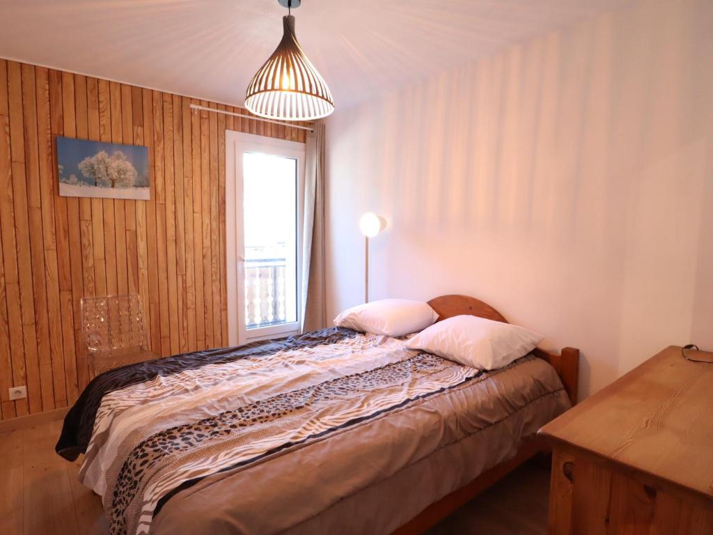 Posteľ alebo postele v izbe v ubytovaní Appartement 6 personnes avec balcon, cœur du vieux village, proche remontées mécaniques et commerces - FR-1-623-332