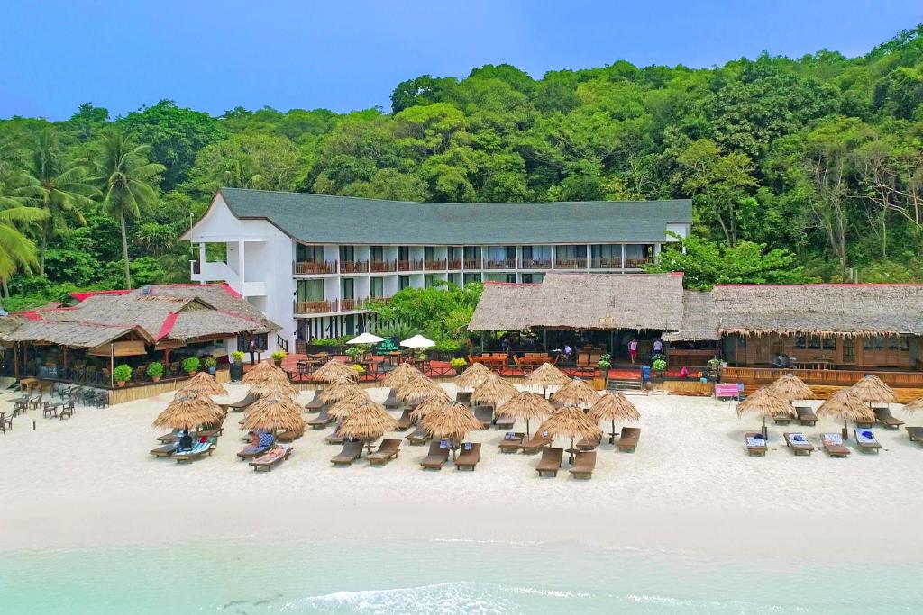 ein Resort mit Liegestühlen und Sonnenschirmen am Strand in der Unterkunft Bubu Resort in Perhentian Island
