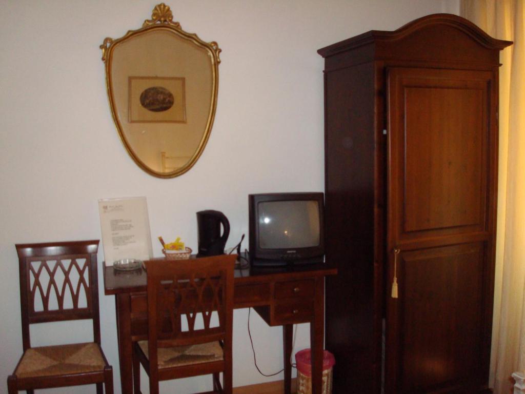 TV a/nebo společenská místnost v ubytování Albergo La Sfinge