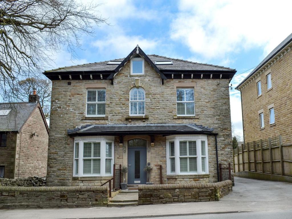 una casa in mattoni con tetto nero di Fern Spree a Buxton