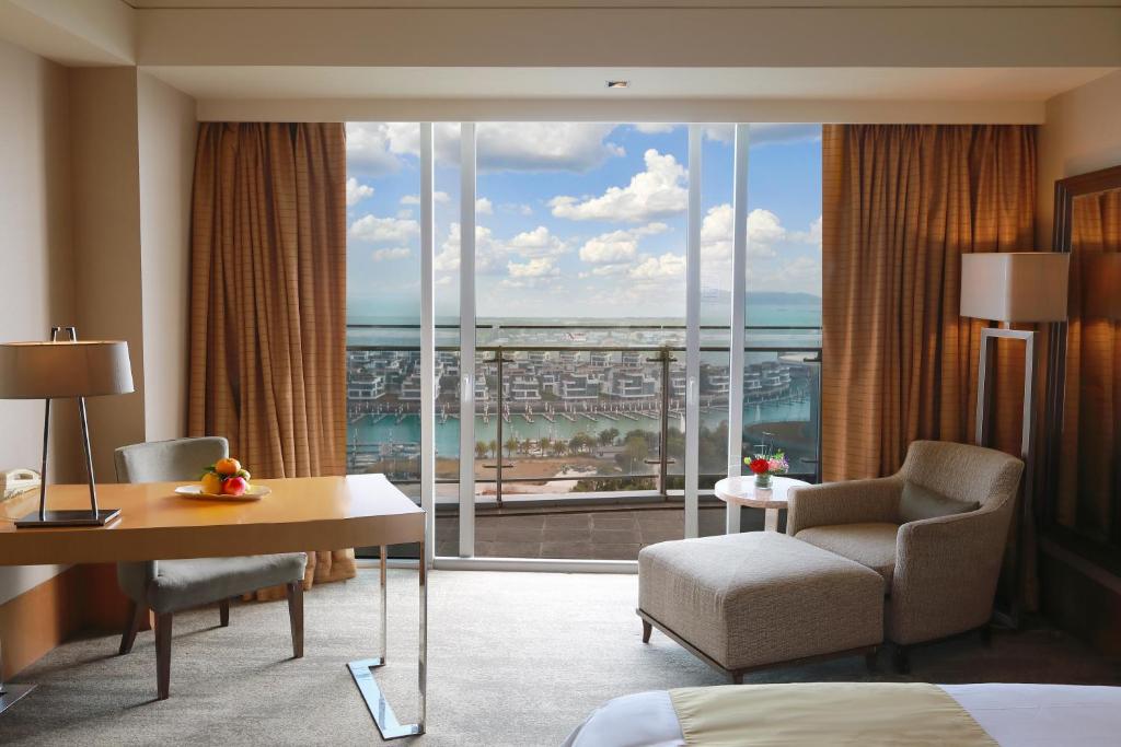 Xiamen International Conference Center Hotel Prime Seaview Hotel - Deluxe Seaview Queen Room