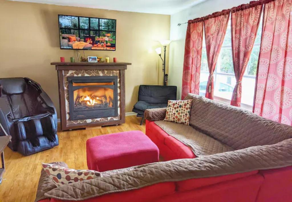 Private Home with Fireplace Close to Ski and Skirmish - Housity