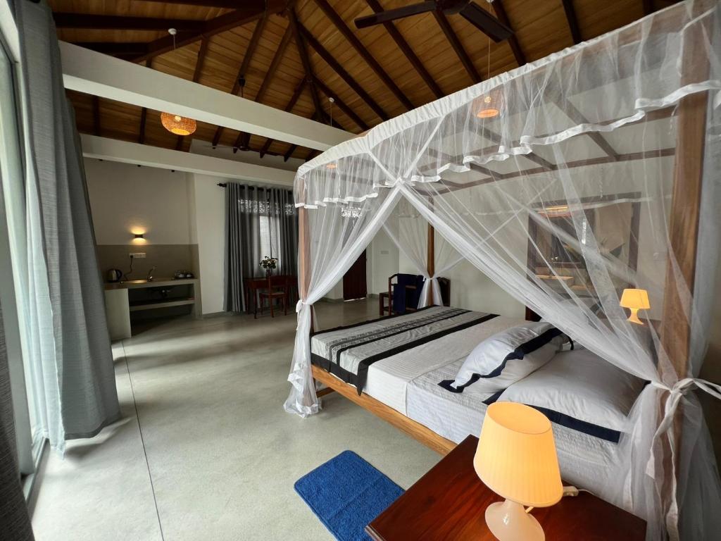 Postel nebo postele na pokoji v ubytování Galawatta Beach Resort