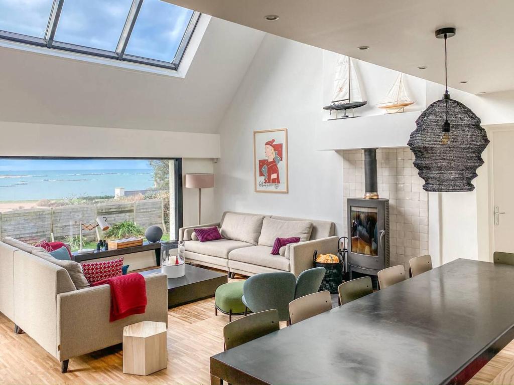 ein Wohnzimmer mit Sofa und Tisch in der Unterkunft Superbe villa à Trébeurden pour 11 personnes avec vue sur mer, jardin et WIFI - FR-1-368-327 in Trébeurden