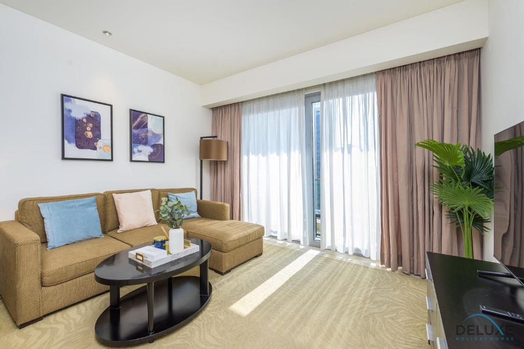 Posezení v ubytování Ornate 1BR in The Address Residences Dubai Marina by Deluxe Holiday Homes