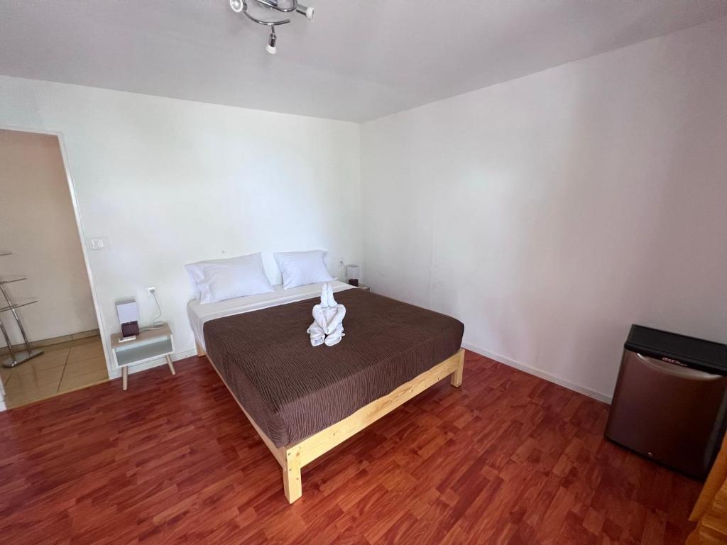 a bedroom with a bed in a room at Te Mao in Avatoru