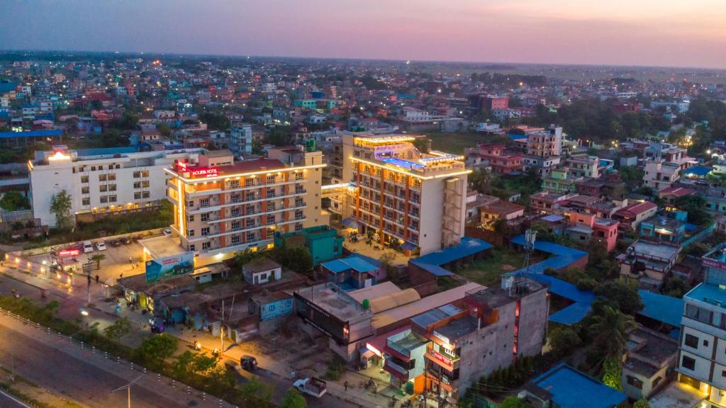Mourya Hotel في بهيراهاوا: منظر علوي لمدينة في الليل