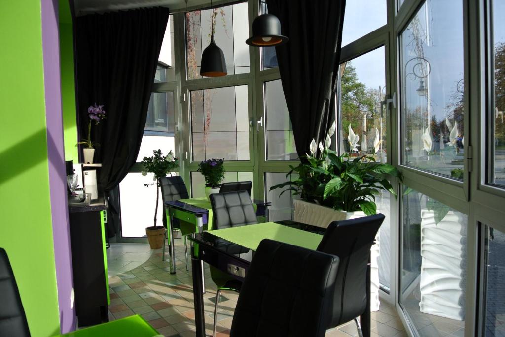 キェルツェにあるHostel-Artの窓のある部屋(緑のテーブルと椅子付)