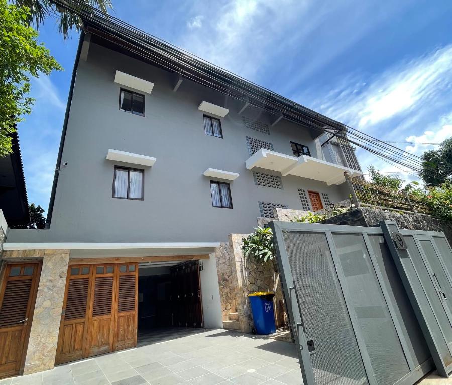 雅加達的住宿－9 Residence Guesthouse Syariah Cilandak，前面有门的白色房子