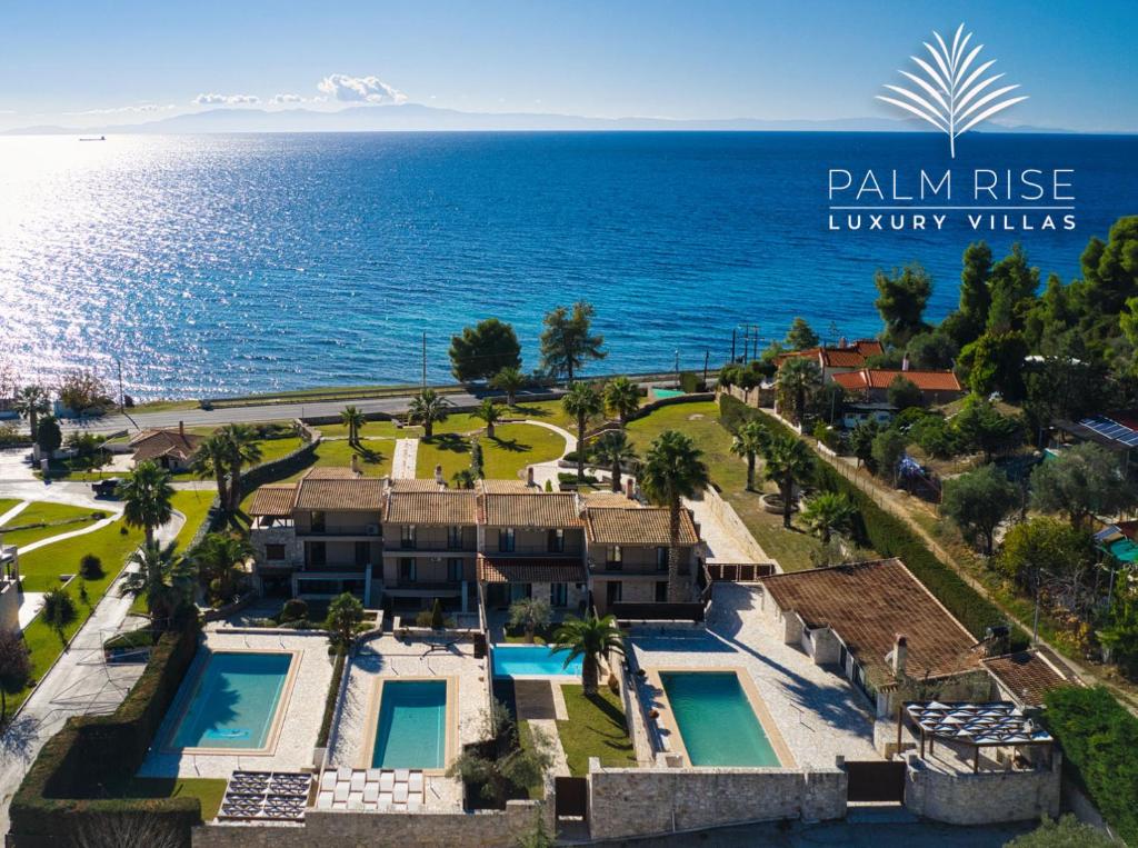 ネア・スキオニにあるPalmrise Luxury Villas by Travel Pro Services - Nea Skioni Halkidikiのリゾートと海の空中を望む