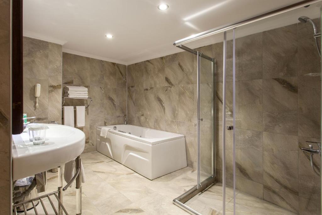 A bathroom at Hotel Turan Prince - Ex Sentido Turan Prince