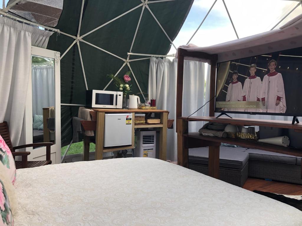 Postel nebo postele na pokoji v ubytování Flowerhaven - glamping dome
