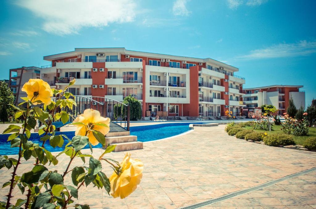 Bazén v ubytování Privillege Fort Noks Beach Apartments nebo v jeho okolí
