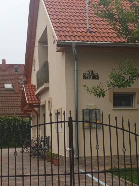 Napsugár apartmanház 8638 Balatonlelle, 23 Vasút utca kép - 1