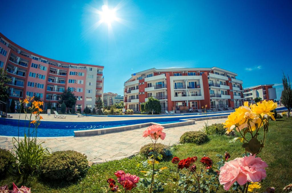 Bazén v ubytování Privillege Fort Noks Beach Apartments nebo v jeho okolí
