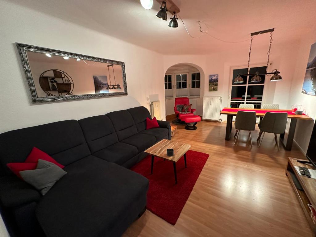 een woonkamer met een bank en een tafel bij FeWo Lotti in Berchtesgaden