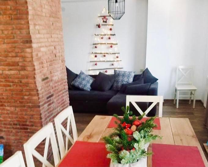 - un salon avec un arbre de Noël et un canapé dans l'établissement Khatuna’s apartment in villa monte, à Bakuriani