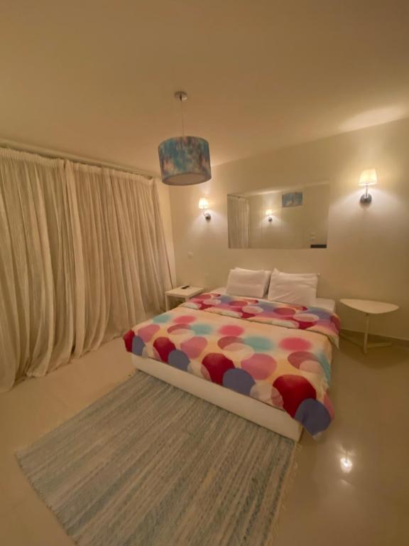 Postel nebo postele na pokoji v ubytování A studio in Veranda Sahl Hasheesh
