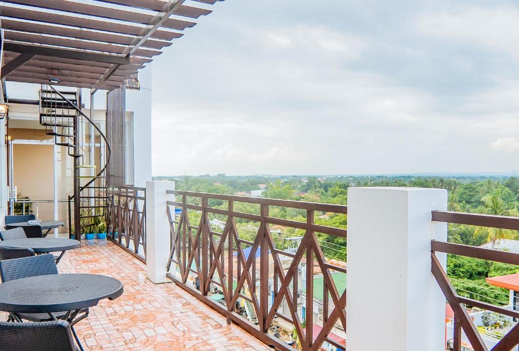 Balkón nebo terasa v ubytování RedDoorz Plus @ Hotel Platinum Occidental Mindoro