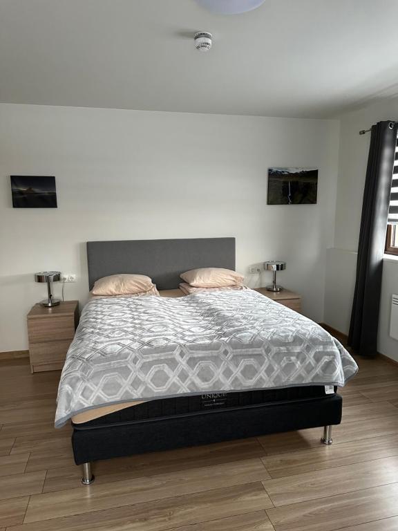 Postel nebo postele na pokoji v ubytování Helgrindur Guesthouse
