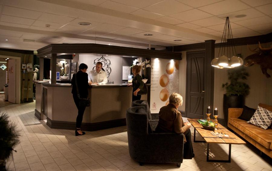 een groep mensen in een woonkamer bij Sølvgarden Cottages in Rysstad