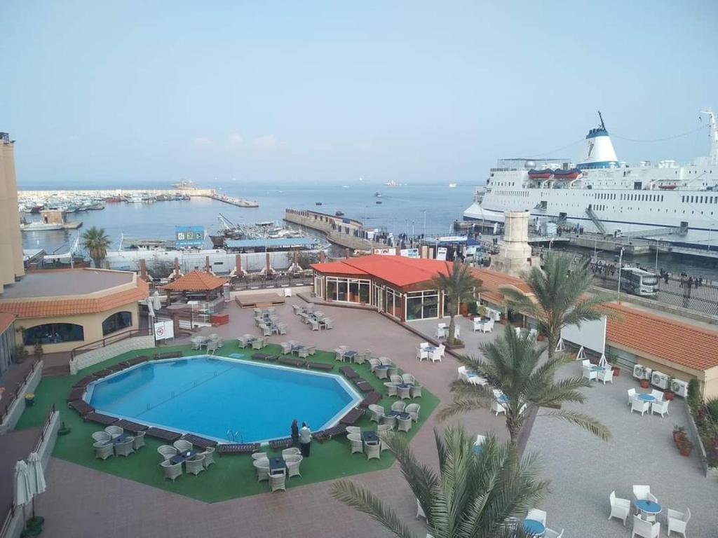 een luchtzicht op een resort met een cruiseschip bij Resta Port Said Hotel in Port Said