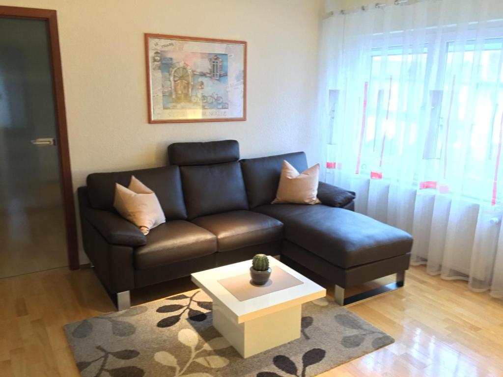 sala de estar con sofá y mesa de centro en Ferienwohnung Huttenstrasse 22C, en Würzburg