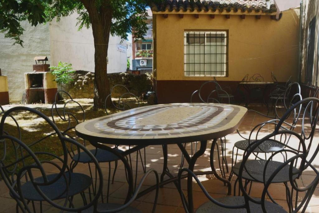 una mesa y sillas sentadas en un patio en Casa Rural Concejo 1 en La Adrada