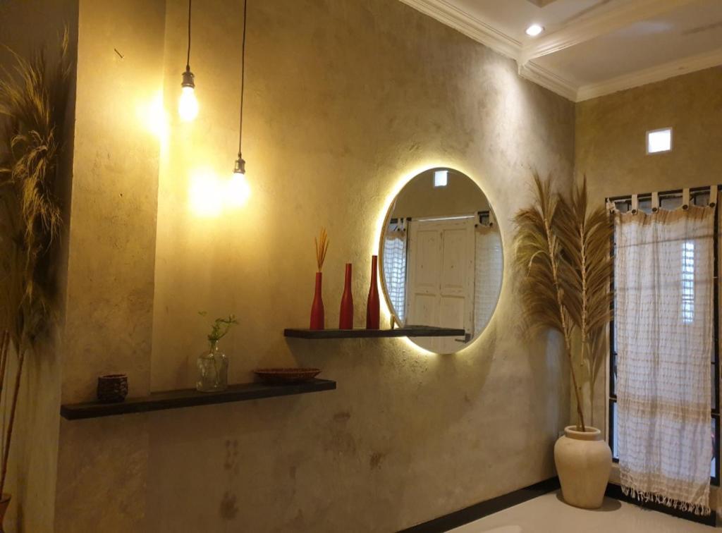 Nebara Casa في يوغياكارتا: حمام مع مرآة ومغسلة