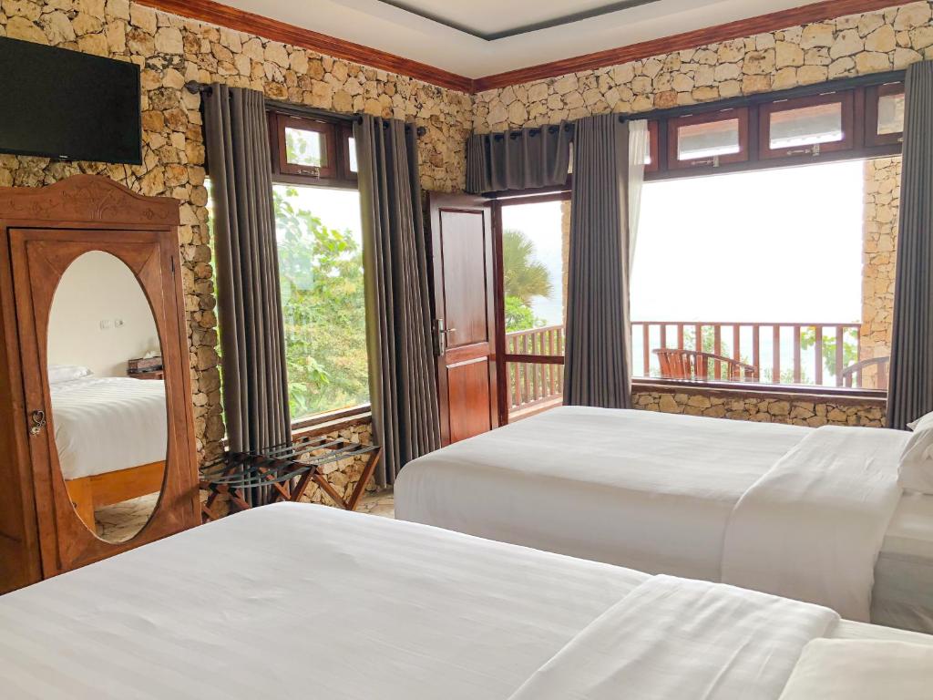 Postel nebo postele na pokoji v ubytování Edge Resort, Yogyakarta