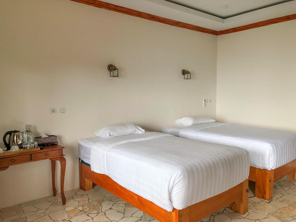 Postel nebo postele na pokoji v ubytování Edge Resort, Yogyakarta