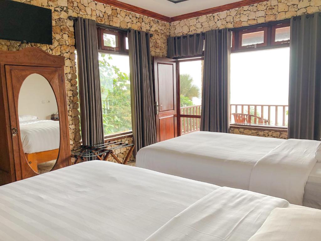 Postel nebo postele na pokoji v ubytování Edge Resort, Yogyakarta