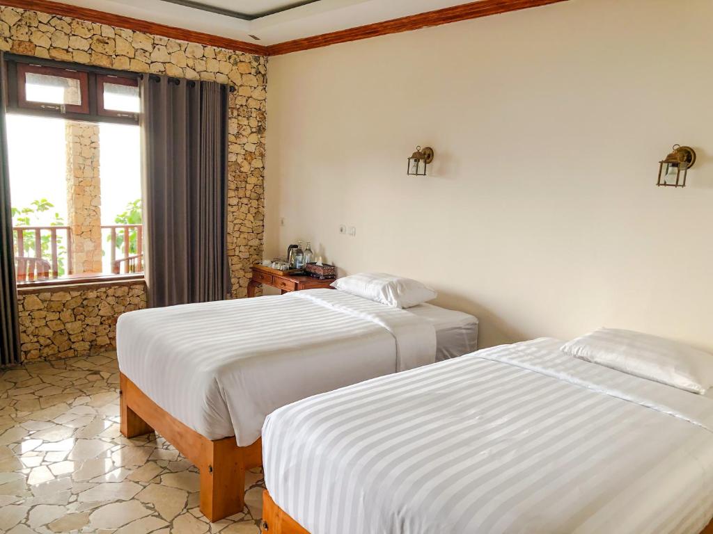 Postel nebo postele na pokoji v ubytování Edge Resort, Yogyakarta