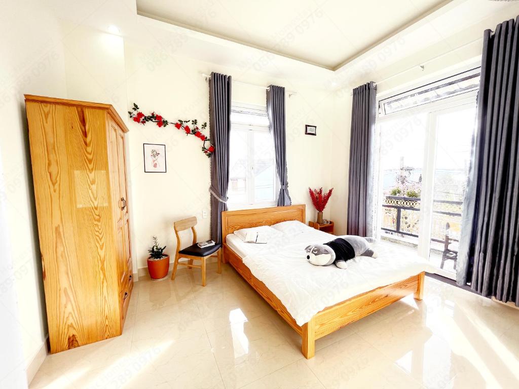 Giường trong phòng chung tại Môn Bạc Home