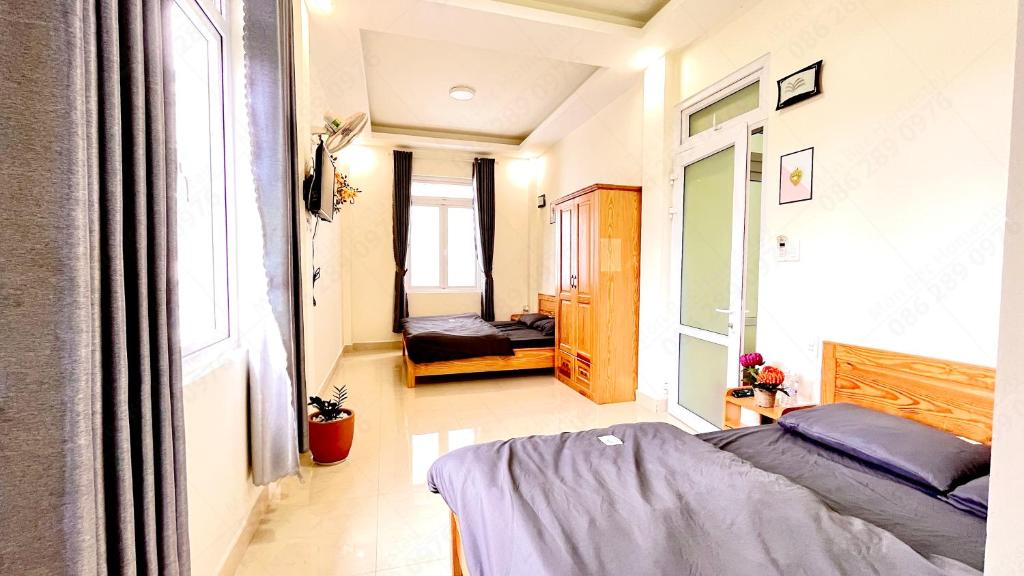 Giường trong phòng chung tại Môn Bạc Home